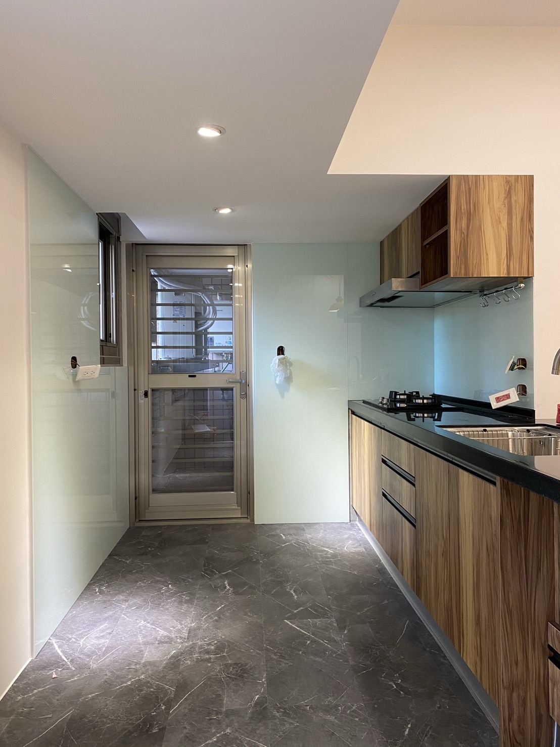 台中廚房玻璃裝潢設計